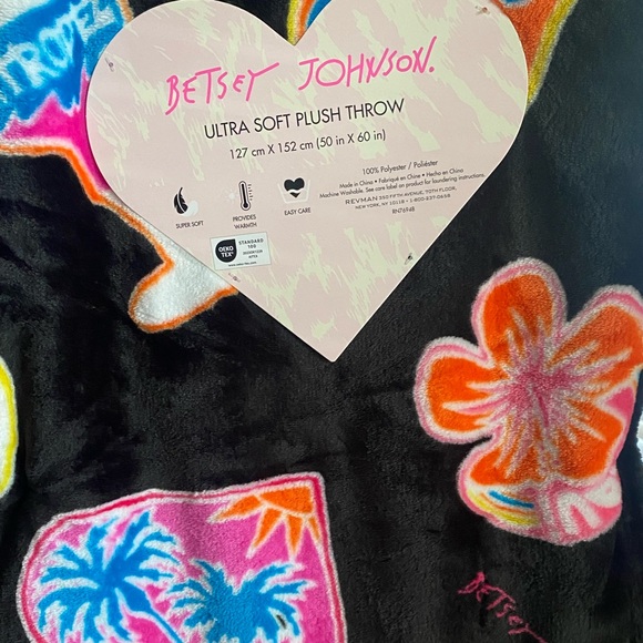 Betsey Johnson Dream Vacation Plush Throw Blanket NWT Maui NY LA St Barts Miami - Picture 8 of 10